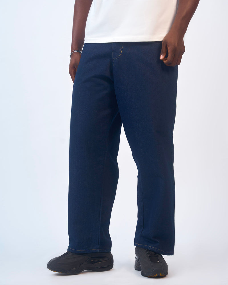 Model wearing the indigo baggy jeans with a white T-shirt